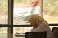 Iracka studentka podczas nauki